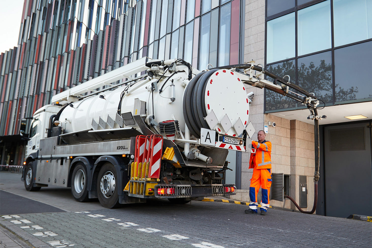 FES Fahrzeug vor Gebäude
