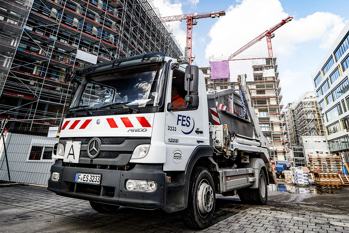FES Fahrzeug im Baustellenumfeld
